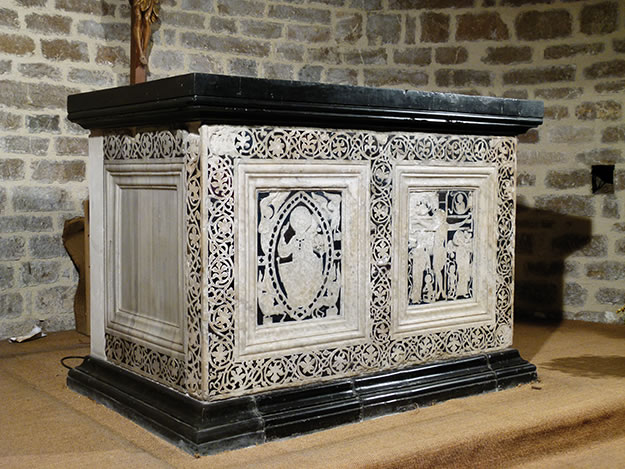 Photo. Vue d'ensemble in situ de l'autel de Saint-Guilhem-le-Désert