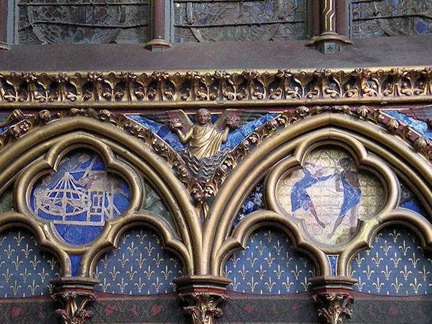Photo. Sainte-Chapelle, décor intérieur, deux médaillons ornant le mur nord