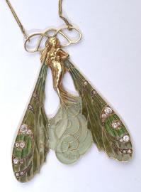Photo. René Lalique, pendentif Femme libellule, ailes ouvertes
