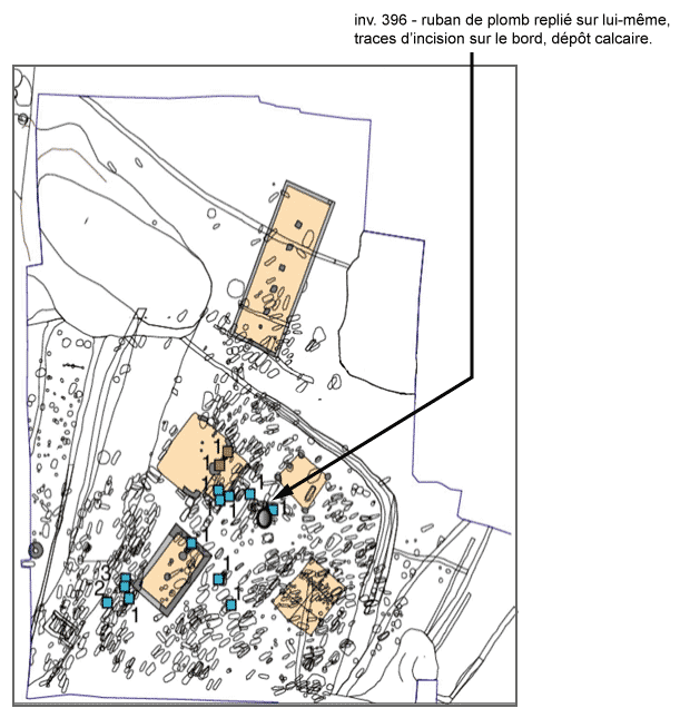 Relevé : Serris les Ruelles, nécropole, emplacement des fragments de verre et du ruban de plomb (Crédit F. Gentili / INRAP)