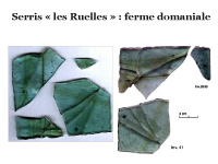 Photographie : Serris les Ruelles, ferme domaniale, 7e-8e siècles, fragment de verre (crédit F. Gentili / INRAP)