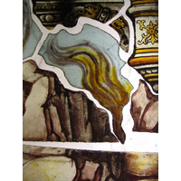 Photographie : Ecaussines,  Château de la Follie, pièce de verre extraite d’un panneau de vitrail (cliché I. Lecocq)