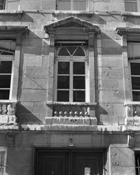 Photo : Besançon, Immeuble, 4 rue Mégevand, détail d'une fenêtre, crédit J. Mongreville, Inventaire général / ADAGP